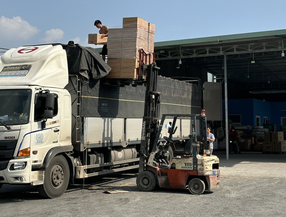 nhan giao hang tan noi vantaikimphu 1